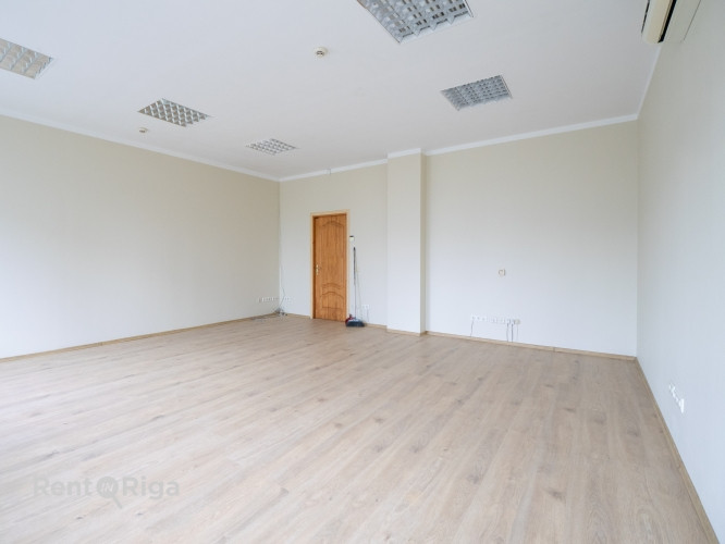 В трёхэтажном офисном здании на Ганибу дамбис доступны офисы в аренду. В офисном Рига - изображение 2