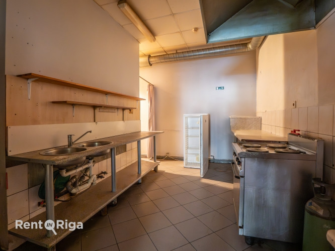 Kafejnīcas telpas ar ventilācijas sistēmu.  Telpas sastāv no klientu zāles 30 kvm, virtuves telpas,  Рига - изображение 5