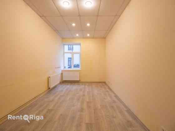 Trīs kabineti ar koridori un WC.  Visas kabineti izolēti. Kabineti no 13 - 21 kvm, sava tualete un k Рига