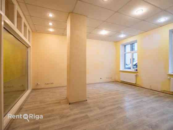 Trīs kabineti ar koridori un WC.  Visas kabineti izolēti. Kabineti no 13 - 21 kvm, sava tualete un k Рига