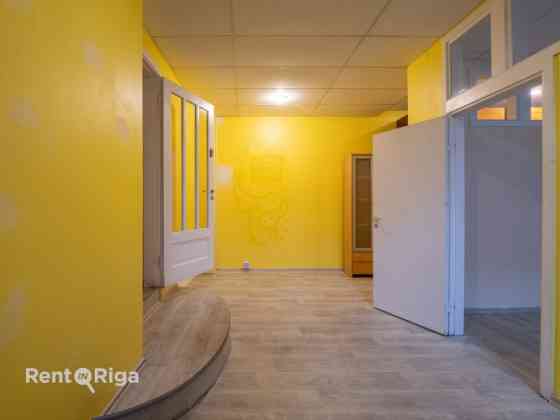 Trīs kabineti ar koridori un WC.  Visas kabineti izolēti. Kabineti no 13 - 21 kvm, sava tualete un k Рига