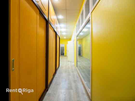 Trīs kabineti ar koridori un WC.  Visas kabineti izolēti. Kabineti no 13 - 21 kvm, sava tualete un k Рига