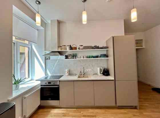 тильная, полностью оборудованная квартира в самом центре Риги, напротив Нового Rīga