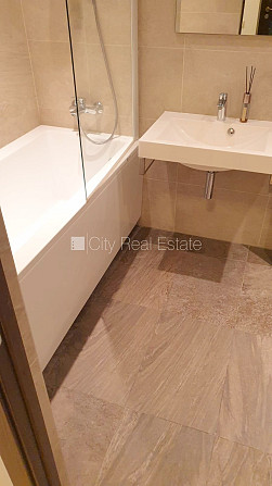 Projekts - Elizabeth, fasādes māja, renovēta māja, ieeja no ielas, ir lifts, kāpņu telpa pēc Rīga - foto 10