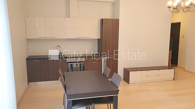 Projekts - Elizabeth, fasādes māja, renovēta māja, ieeja no ielas, ir lifts, kāpņu telpa pēc Rīga - foto 3