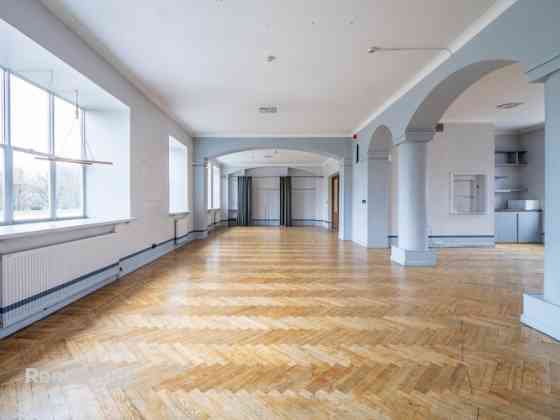 Zāle Jēkaba kazarmās.  Viena liela telpa, kas atrodas 2.stāvā. Kopīga ieeja un trepju telpa ar resto Рига