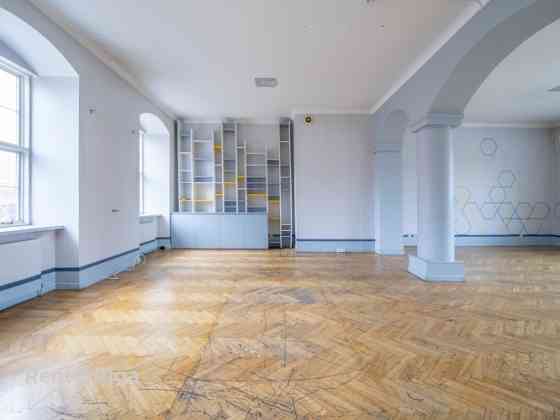 Zāle Jēkaba kazarmās.  Viena liela telpa, kas atrodas 2.stāvā. Kopīga ieeja un trepju telpa ar resto Рига