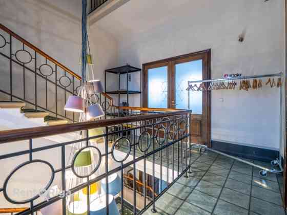 Zāle Jēkaba kazarmās.  Viena liela telpa, kas atrodas 2.stāvā. Kopīga ieeja un trepju telpa ar resto Рига