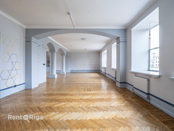 Zāle Jēkaba kazarmās.  Viena liela telpa, kas atrodas 2.stāvā. Kopīga ieeja un trepju telpa ar resto Рига - изображение 1