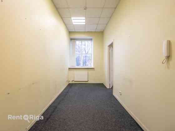 Birojs ar skatu uz Basteja kalnu.  Atrodas 2. stāvā. Viena liela telpa, priekštelpa un sava tualete. Рига