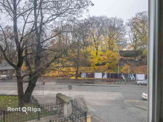 Birojs ar skatu uz Basteja kalnu.  Atrodas 2. stāvā. Viena liela telpa, priekštelpa un sava tualete. Рига