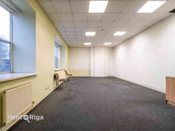 Birojs ar skatu uz Basteja kalnu.  Atrodas 2. stāvā. Viena liela telpa, priekštelpa un sava tualete. Рига