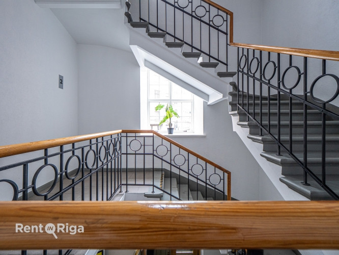 Birojs ar skatu uz Basteja kalnu.  Atrodas 2. stāvā. Viena liela telpa, priekštelpa un sava tualete. Рига - изображение 9