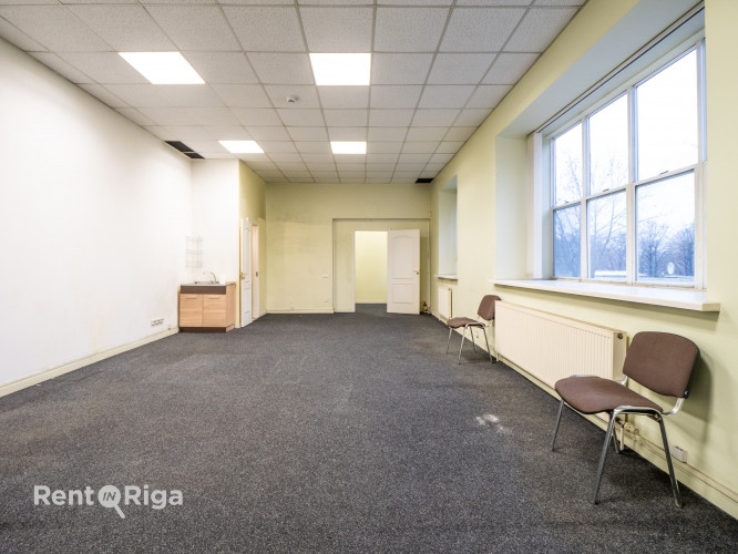 Birojs ar skatu uz Basteja kalnu.  Atrodas 2. stāvā. Viena liela telpa, priekštelpa un sava tualete. Рига - изображение 2