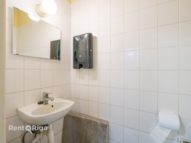 Birojs ar skatu uz Basteja kalnu.  Atrodas 2. stāvā. Viena liela telpa, priekštelpa un sava tualete. Рига - изображение 4