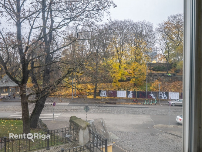 Birojs ar skatu uz Basteja kalnu.  Atrodas 2. stāvā. Viena liela telpa, priekštelpa un sava tualete. Рига - изображение 6