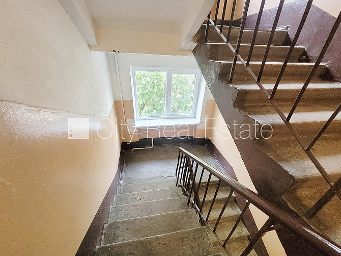 Zaļā teritorija, bezmaksas stāvvieta pagalmā, kāpņu telpa pēc kosmētiskā remonta, logi Rīga - foto 14