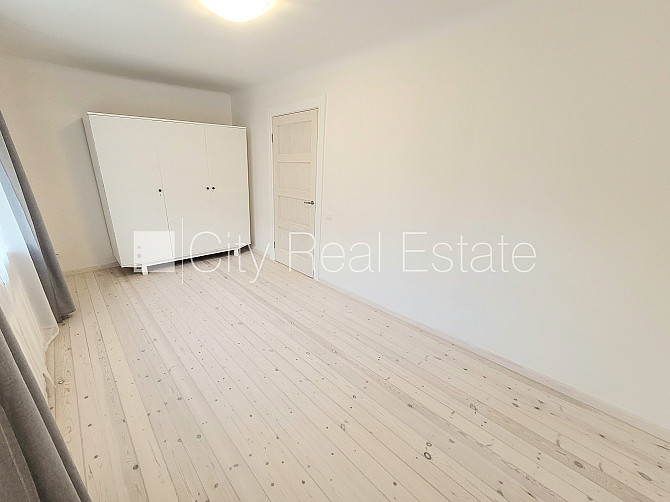 Zaļā teritorija, bezmaksas stāvvieta pagalmā, kāpņu telpa pēc kosmētiskā remonta, logi Rīga - foto 11