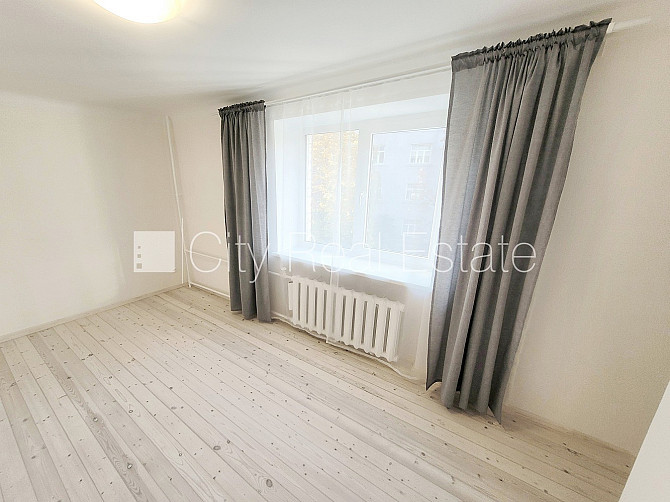 Zaļā teritorija, bezmaksas stāvvieta pagalmā, kāpņu telpa pēc kosmētiskā remonta, logi Rīga - foto 13