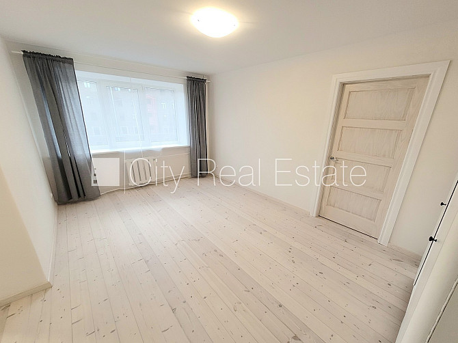 Zaļā teritorija, bezmaksas stāvvieta pagalmā, kāpņu telpa pēc kosmētiskā remonta, logi Rīga - foto 9