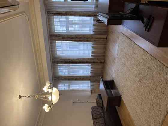 Elegantais dzīvoklis, kas atrodas vēsturiskā ēkā Stabu ielā, piedāvā mūsdienu ērtības un klasisku ša Рига