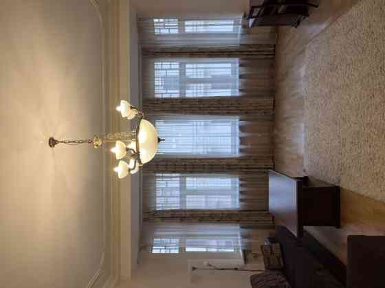 Elegantais dzīvoklis, kas atrodas vēsturiskā ēkā Stabu ielā, piedāvā mūsdienu ērtības un klasisku ša Рига