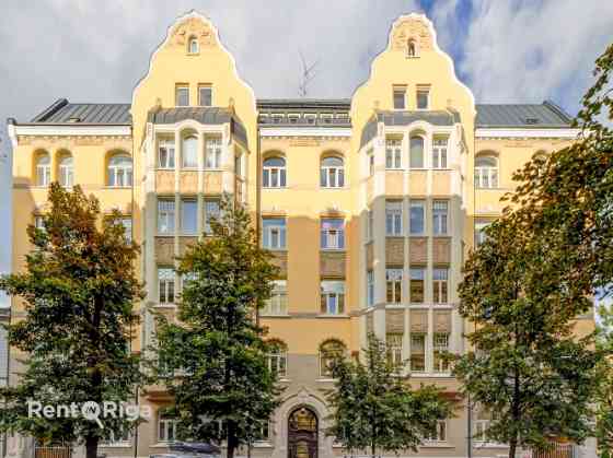 Elegantais dzīvoklis, kas atrodas vēsturiskā ēkā Stabu ielā, piedāvā mūsdienu ērtības un klasisku ša Рига