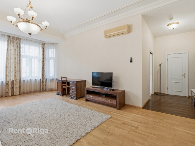 Elegantais dzīvoklis, kas atrodas vēsturiskā ēkā Stabu ielā, piedāvā mūsdienu ērtības un klasisku ša Рига - изображение 12