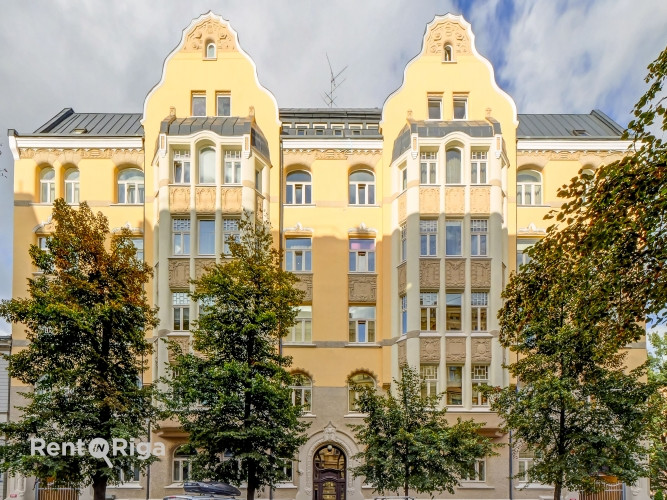 Elegantais dzīvoklis, kas atrodas vēsturiskā ēkā Stabu ielā, piedāvā mūsdienu ērtības un klasisku ša Рига - изображение 1