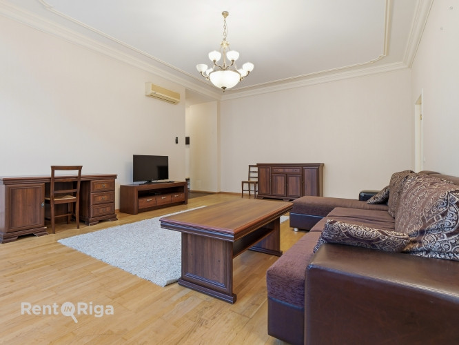 Elegantais dzīvoklis, kas atrodas vēsturiskā ēkā Stabu ielā, piedāvā mūsdienu ērtības un klasisku ša Рига - изображение 11