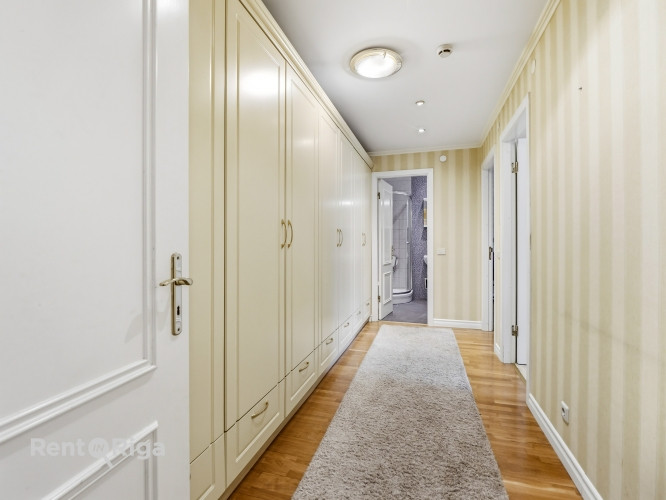 Elegantais dzīvoklis, kas atrodas vēsturiskā ēkā Stabu ielā, piedāvā mūsdienu ērtības un klasisku ša Рига - изображение 13