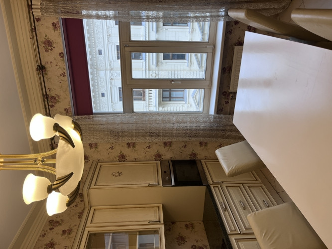 Elegantais dzīvoklis, kas atrodas vēsturiskā ēkā Stabu ielā, piedāvā mūsdienu ērtības un klasisku ša Рига - изображение 9