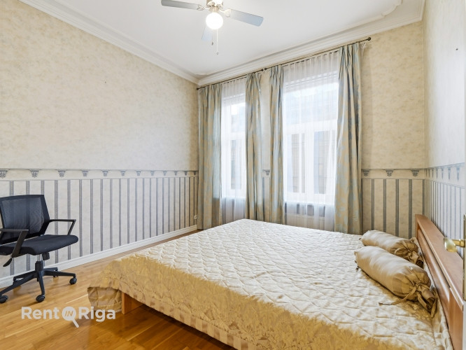 Elegantais dzīvoklis, kas atrodas vēsturiskā ēkā Stabu ielā, piedāvā mūsdienu ērtības un klasisku ša Рига - изображение 14