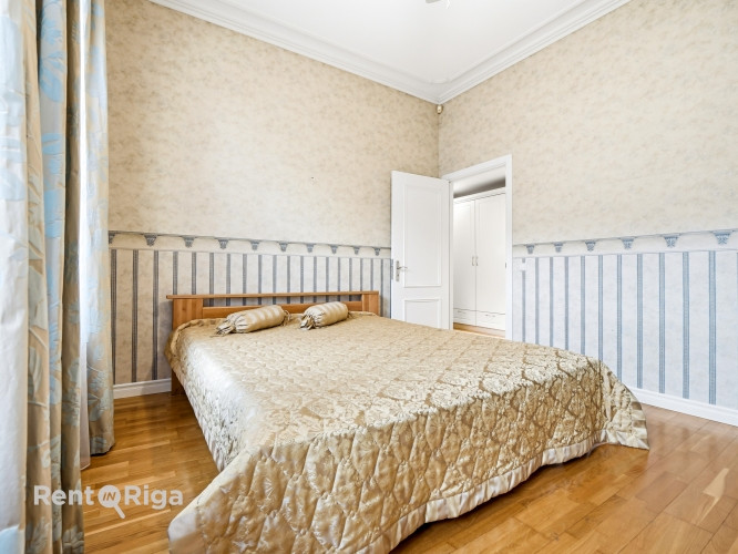Elegantais dzīvoklis, kas atrodas vēsturiskā ēkā Stabu ielā, piedāvā mūsdienu ērtības un klasisku ša Рига - изображение 15