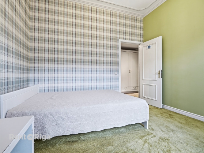 Elegantais dzīvoklis, kas atrodas vēsturiskā ēkā Stabu ielā, piedāvā mūsdienu ērtības un klasisku ša Рига - изображение 17