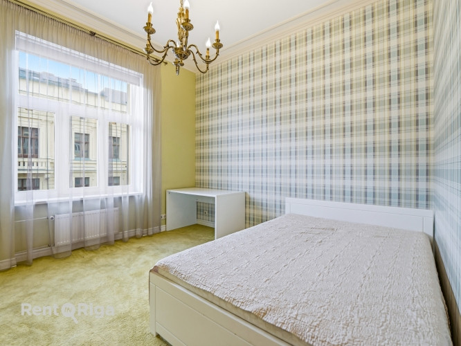 Elegantais dzīvoklis, kas atrodas vēsturiskā ēkā Stabu ielā, piedāvā mūsdienu ērtības un klasisku ša Рига - изображение 16