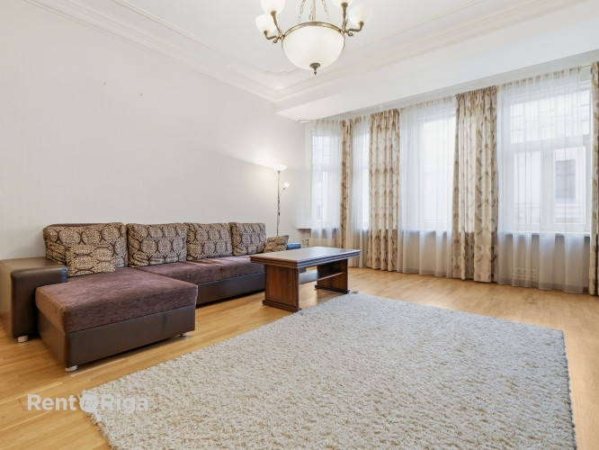 Elegantais dzīvoklis, kas atrodas vēsturiskā ēkā Stabu ielā, piedāvā mūsdienu ērtības un klasisku ša Рига - изображение 10