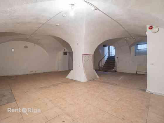 Puspagraba veikala telpas Jēkaba kazarmās.  Telpas sastāv no 1 lielas zāles un palīgtelpas.  Tualete Рига