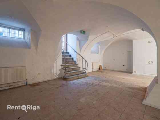 Puspagraba veikala telpas Jēkaba kazarmās.  Telpas sastāv no 1 lielas zāles un palīgtelpas.  Tualete Рига