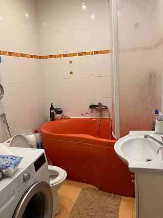 Pārdod 2-istabu dzīvokli, Augstajā 1 stāvā. Ir lodžija Rīga