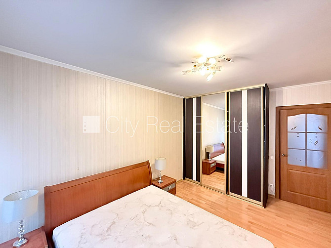 Fasādes māja, renovēta māja, iespēja nomāt autostāvvietu, ieeja no ielas, kāpņu telpa pēc Rīga - foto 20