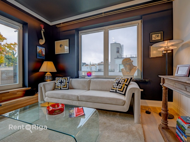 Izīrē elegantu augšstāva dzīvokli ar iespaidīgu 60 m terasi klusajā centrā  Antonijas Rīga - foto 1