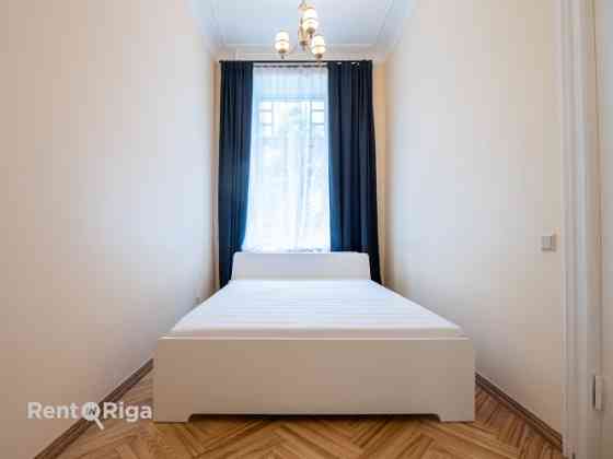 Skaists 3 istabu dzīvoklis renovētā pirmskara ēkā prestižajā Alberta ielā, Rīgas Klusajā centrā.  Al Рига