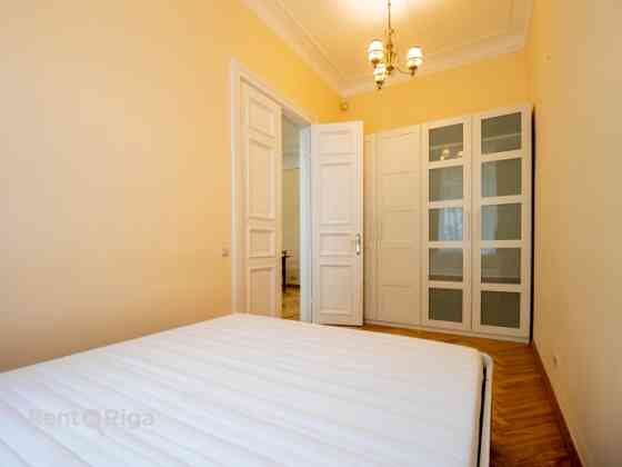 Skaists 3 istabu dzīvoklis renovētā pirmskara ēkā prestižajā Alberta ielā, Rīgas Klusajā centrā.  Al Рига