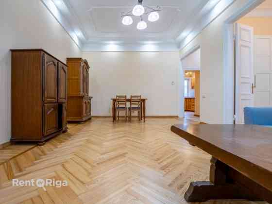 Skaists 3 istabu dzīvoklis renovētā pirmskara ēkā prestižajā Alberta ielā, Rīgas Klusajā centrā.  Al Рига