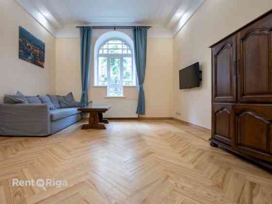 Skaists 3 istabu dzīvoklis renovētā pirmskara ēkā prestižajā Alberta ielā, Rīgas Klusajā centrā.  Al Рига