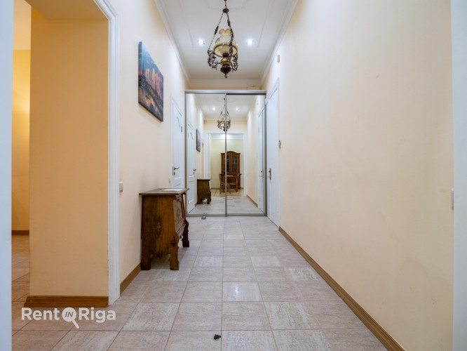 Skaists 3 istabu dzīvoklis renovētā pirmskara ēkā prestižajā Alberta ielā, Rīgas Klusajā centrā.  Al Рига - изображение 9