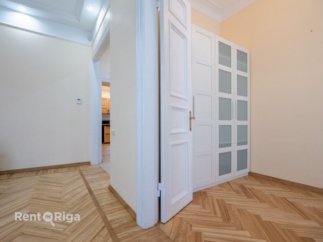 Skaists 3 istabu dzīvoklis renovētā pirmskara ēkā prestižajā Alberta ielā, Rīgas Klusajā centrā.  Al Рига - изображение 8
