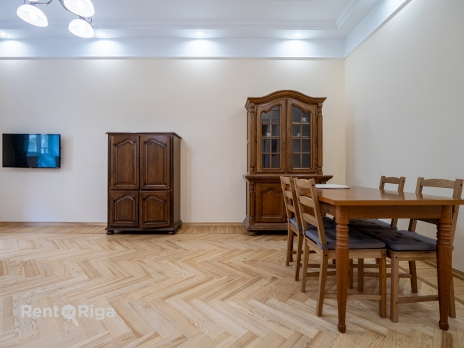 Skaists 3 istabu dzīvoklis renovētā pirmskara ēkā prestižajā Alberta ielā, Rīgas Klusajā centrā.  Al Рига - изображение 2