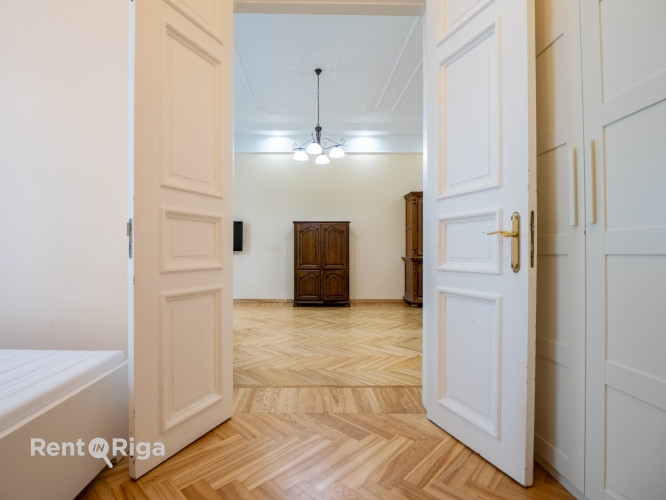 Skaists 3 istabu dzīvoklis renovētā pirmskara ēkā prestižajā Alberta ielā, Rīgas Klusajā centrā.  Al Рига - изображение 7